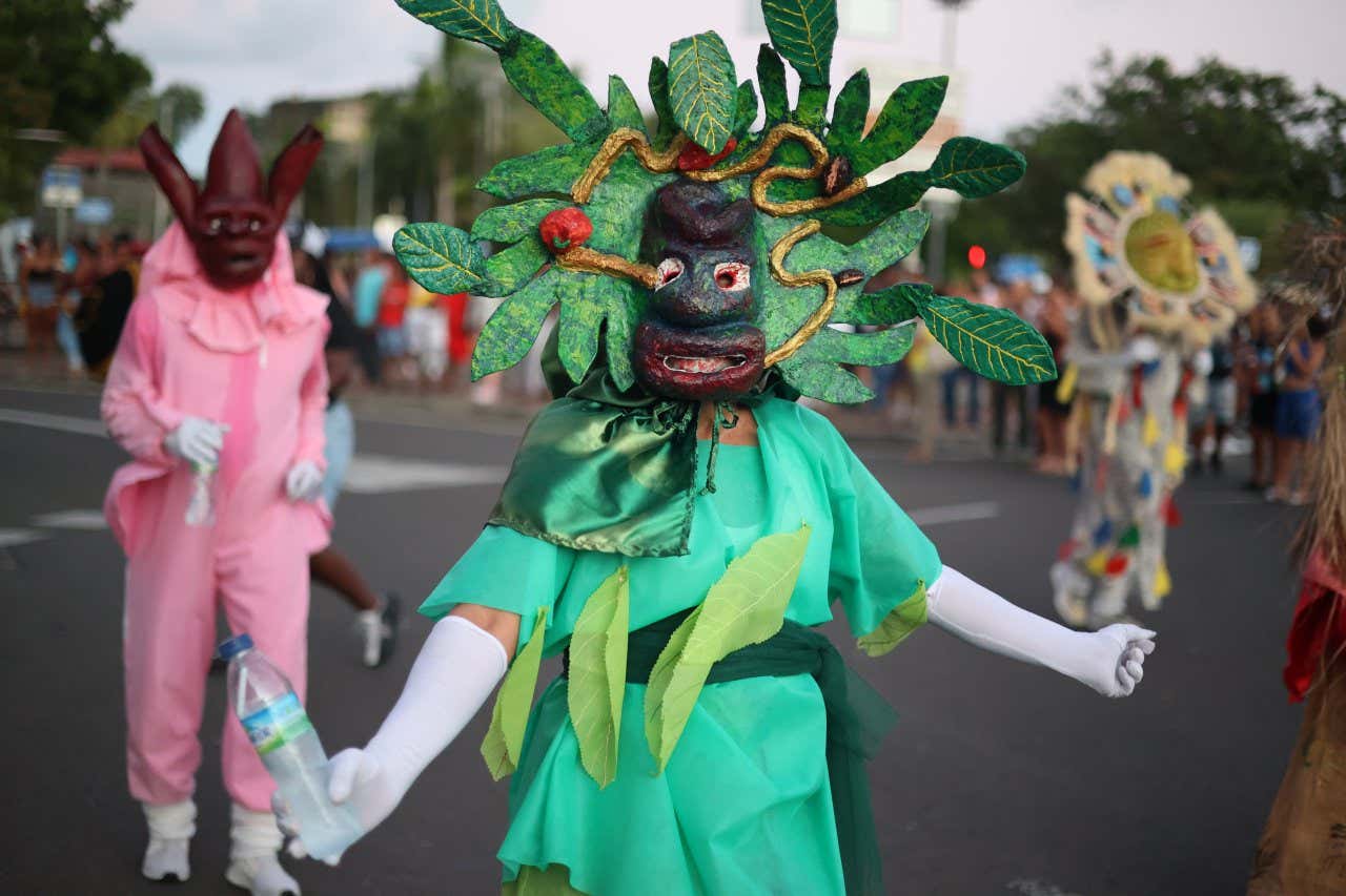 Personnes déguisées, dont une en arbre, lors du carnaval de Martinique