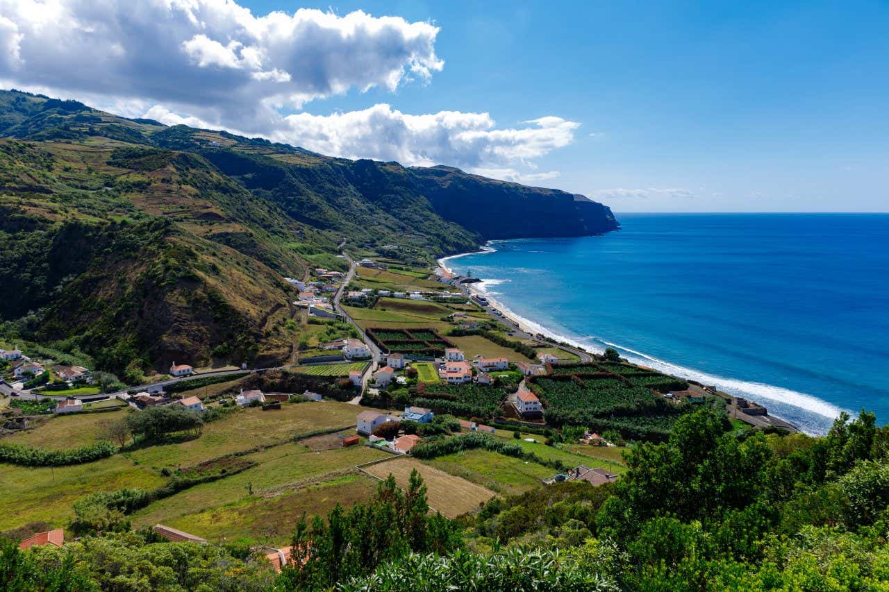 Vista panoramica sulla costa dell'isola di Santa Maria, con il paesaggio insulare sulla sinistra e l'Oceano sulla destra