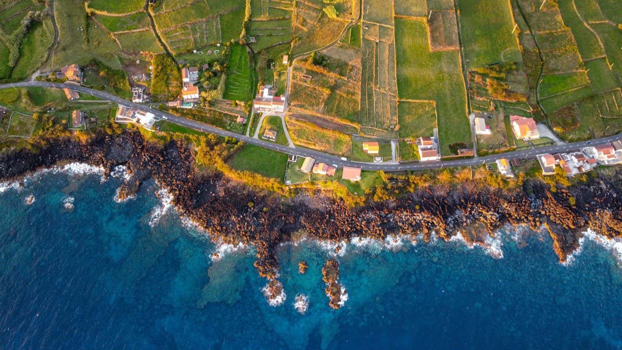 Vista panoramica dell'isola di Graciosa, con il territorio insultare sulla parte alta dell'immagine e l'Oceano sulla parte inferiore