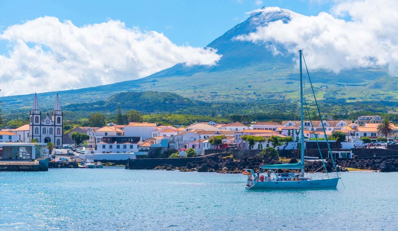 Primo piano sul porto dell'isola di Pico in una giornata di sole, con un'imbarcazione sulla destra