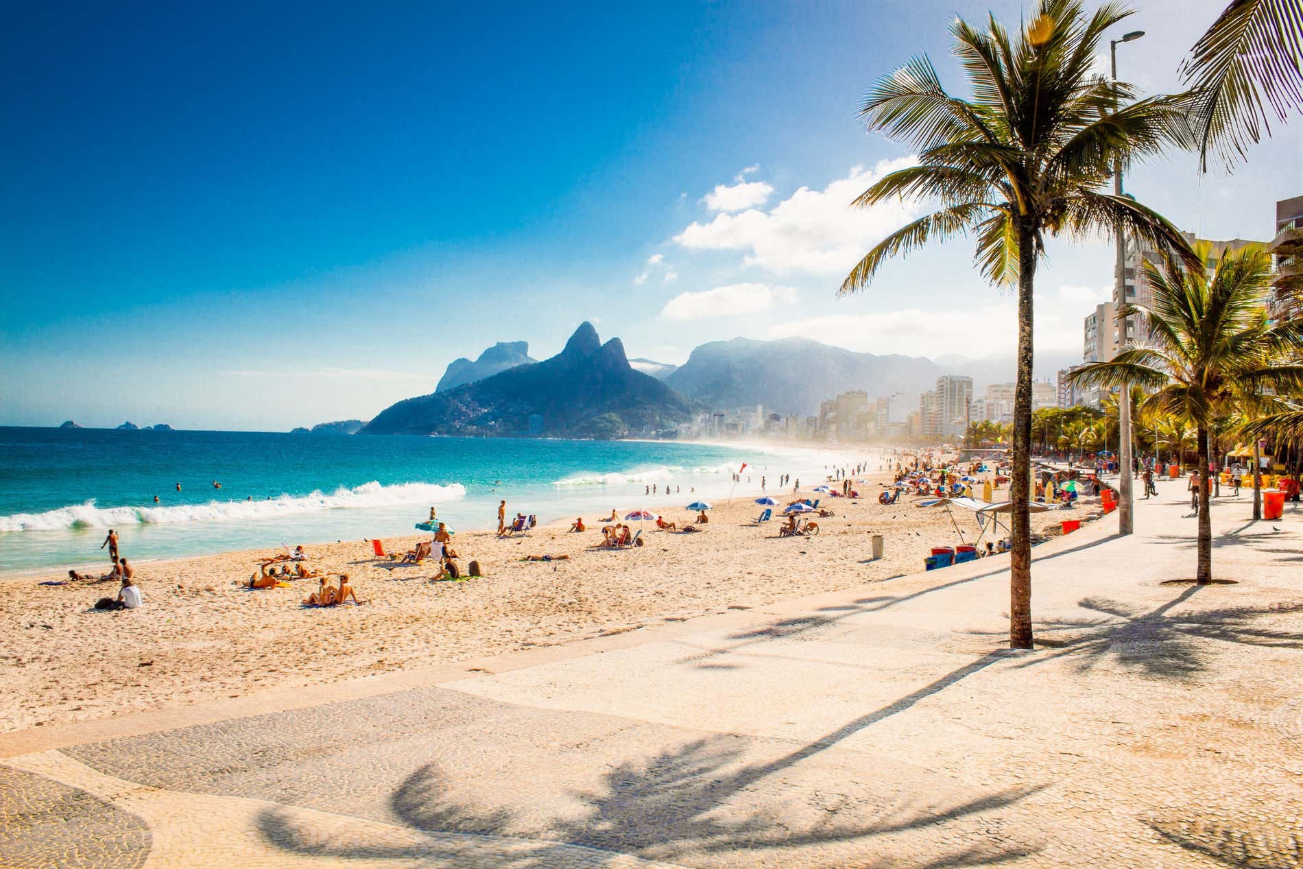 Palmeiras e o Morro Dois Irmãos na praia de Ipanema, no Rio de Janeiro