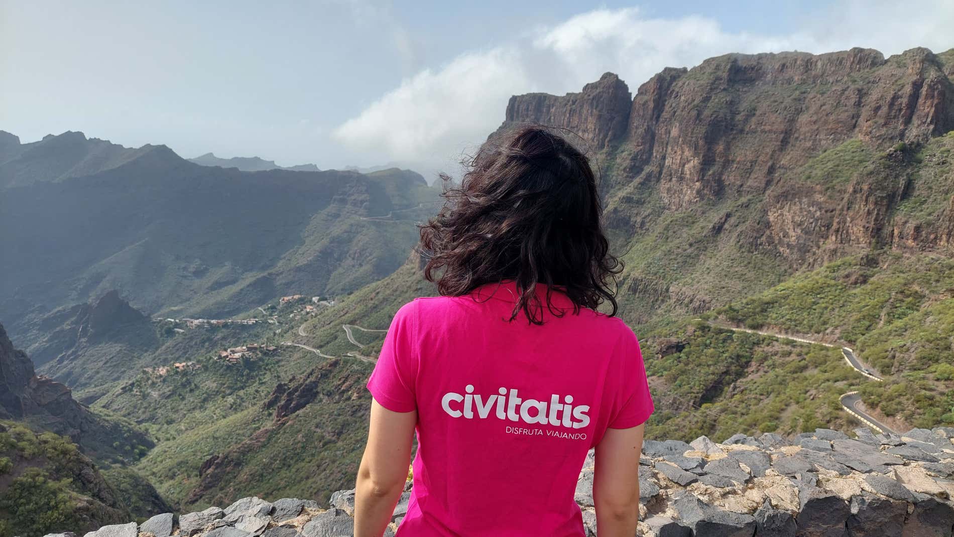 Irene Martín contemplando el horizonte montañoso de Masca, en Tenerife