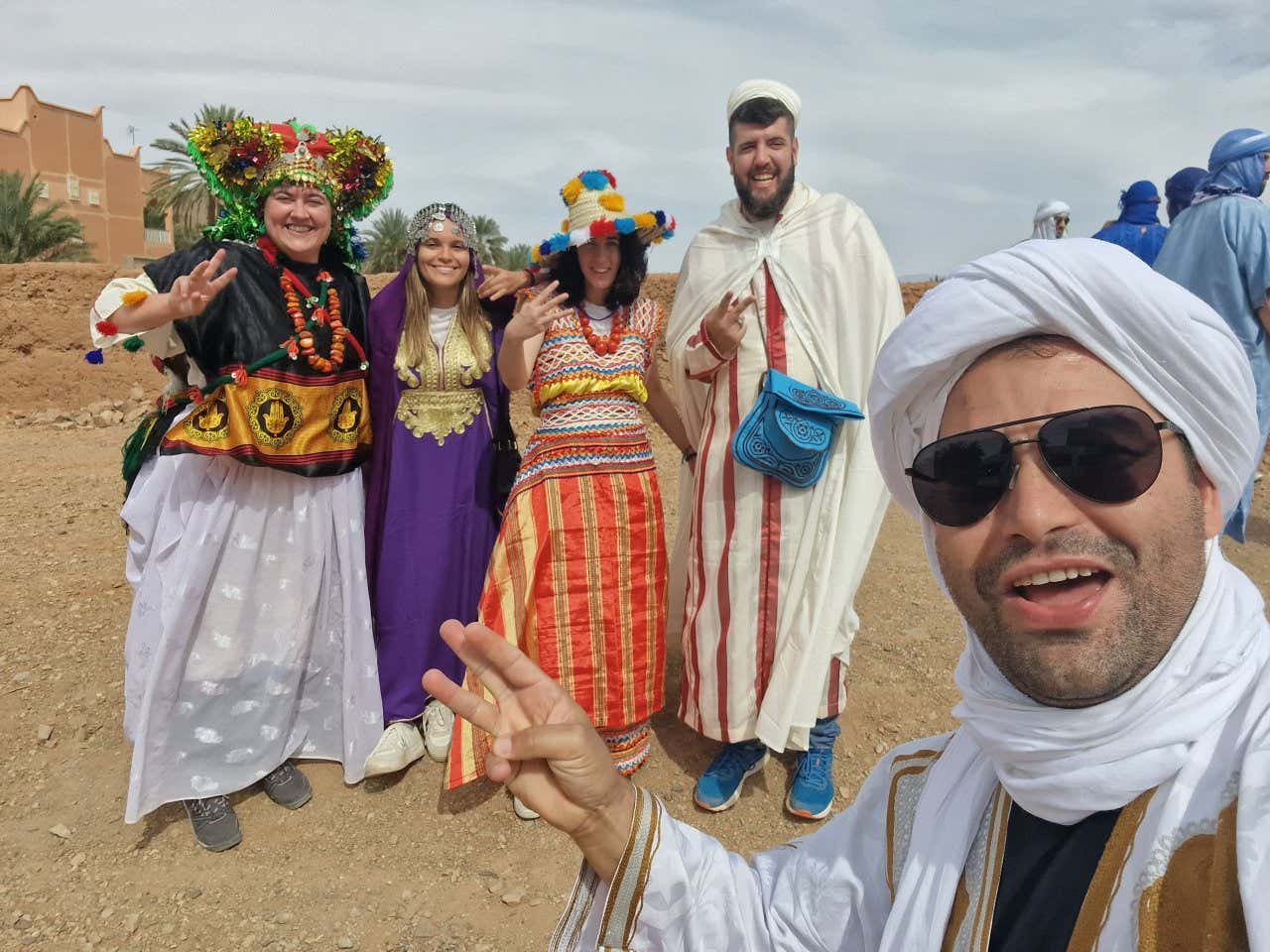 Con unos amigos en el desierto de Merzouga, en Marruecos