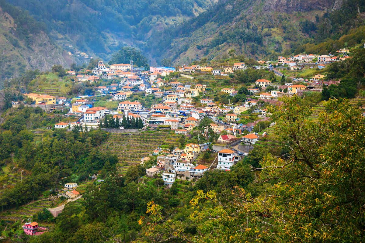 Vista aérea del municipio de Curral das Freiras en medio de un cráter extinto