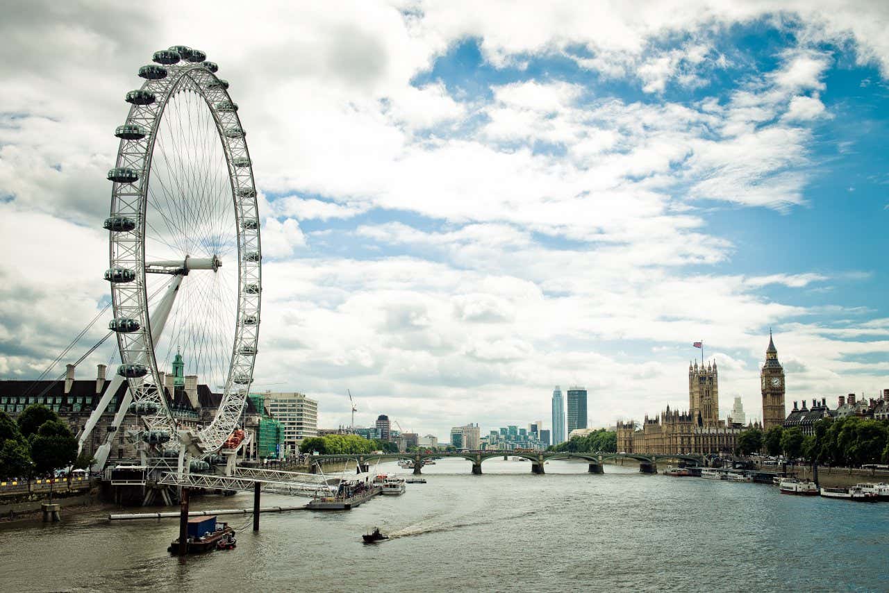 Panorama de la Tamise avec le London Eye en premier plan et d'autres bâtiments tels que le Palais de Westminster en arrière-plan