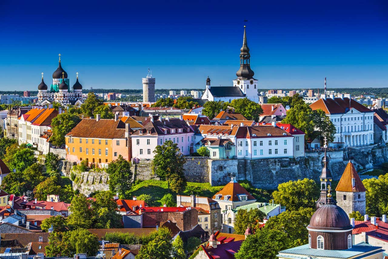 Vista del centro storico di Tallinn, con le torri medievali che spuntano tra i tetti delle case colorate