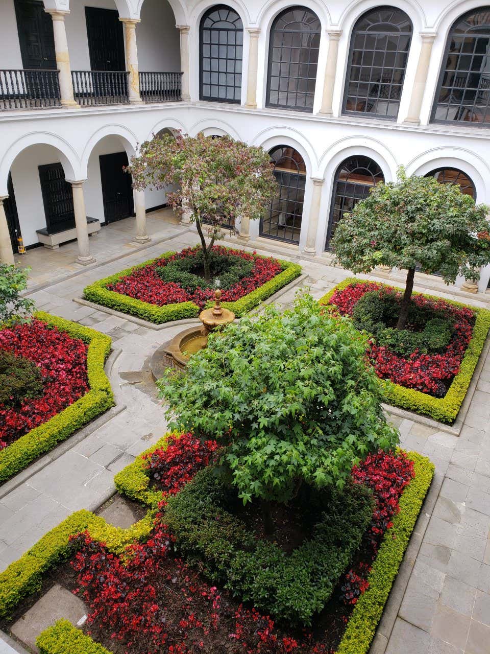 Patio con alberi e aiuole del Museo Botero di Bogotà