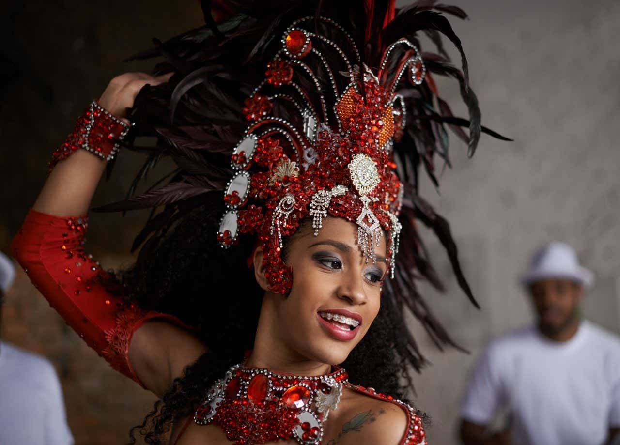 Passita de uma escola de Samba durante o ensaio com os músicos ao fundo