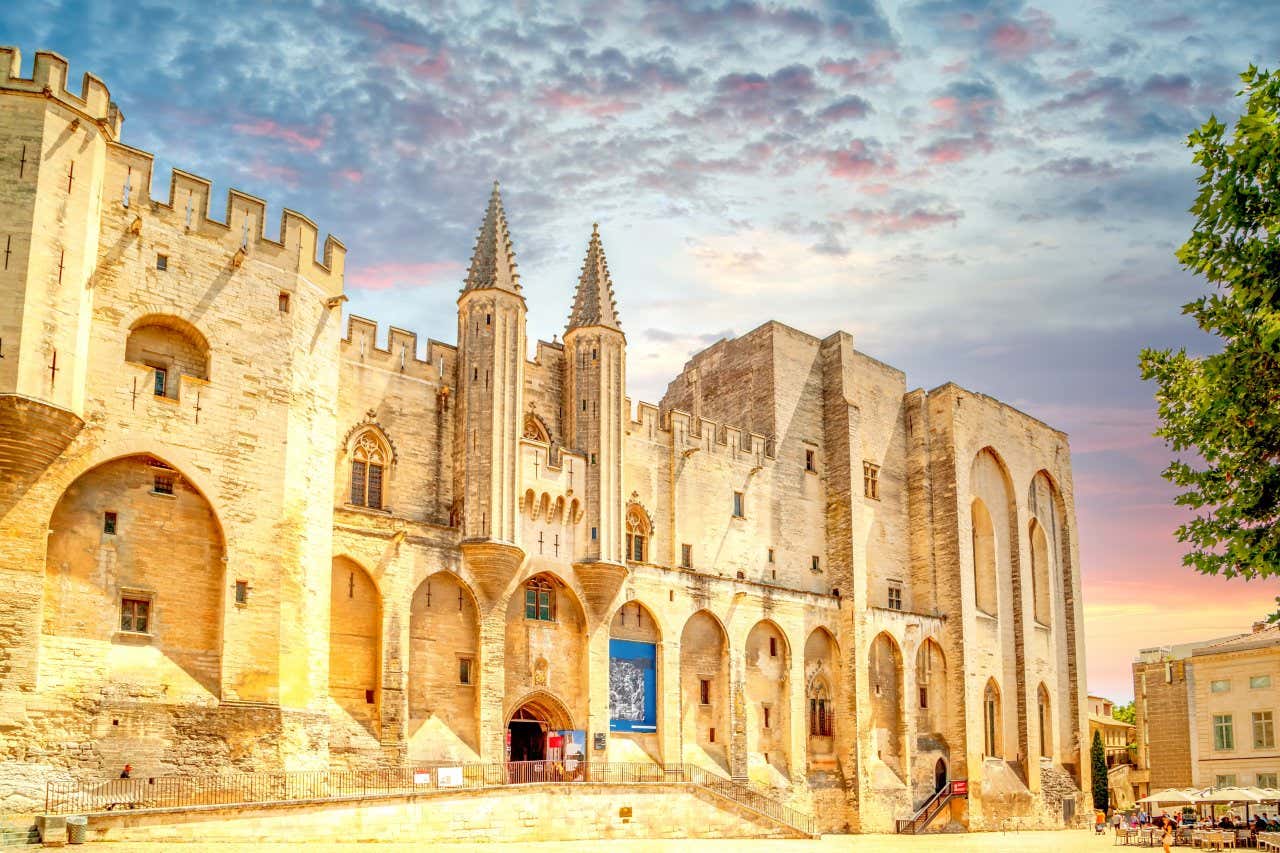 Façade en pierres du Palais des Papes, l'un des plus beaux palais du monde