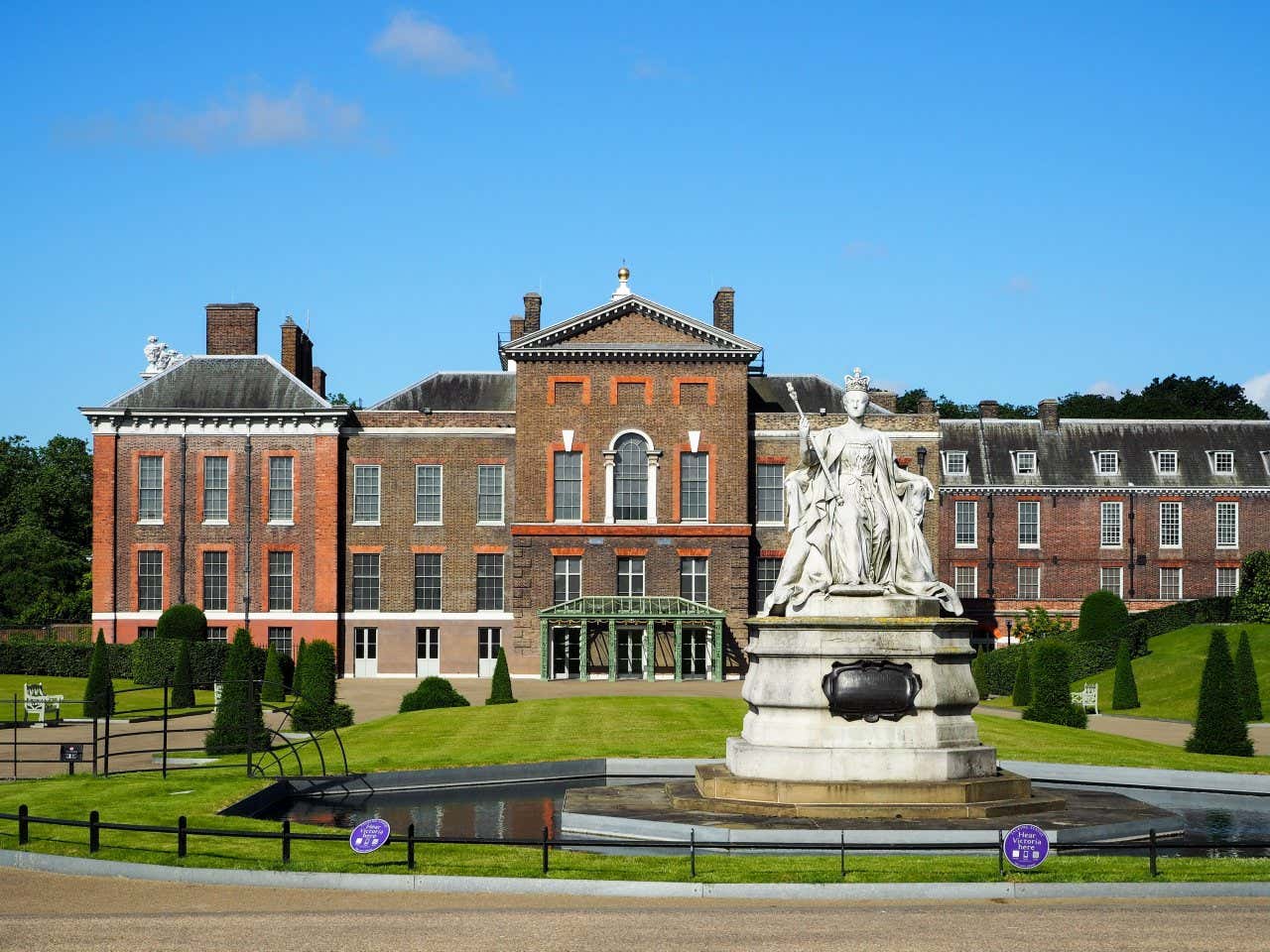 Façade du palais de Kensington avec la statue de la reine Victoria en face