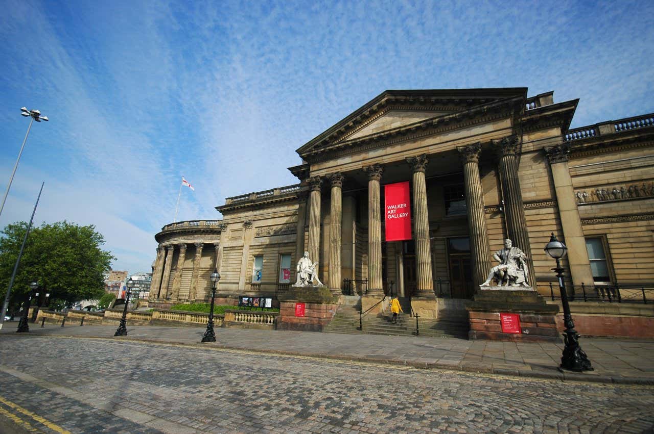 The Walker Art Gallery di Liverpool, un edificio neoclassico con due statue sui lati della scalinata d'ingresso