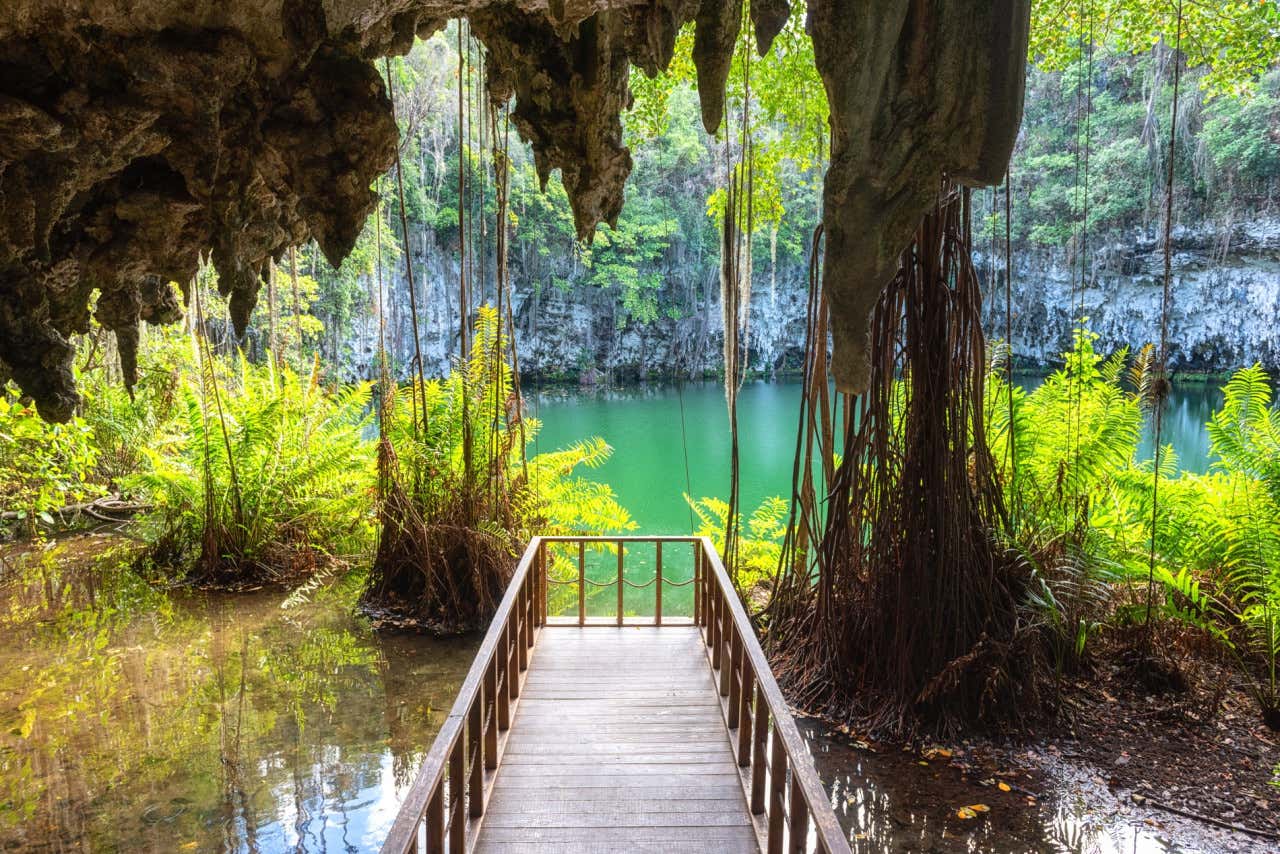 Tour por el Parque Nacional Tres Ojos, una de las las 10 actividades wellnes para explorar República Dominicana