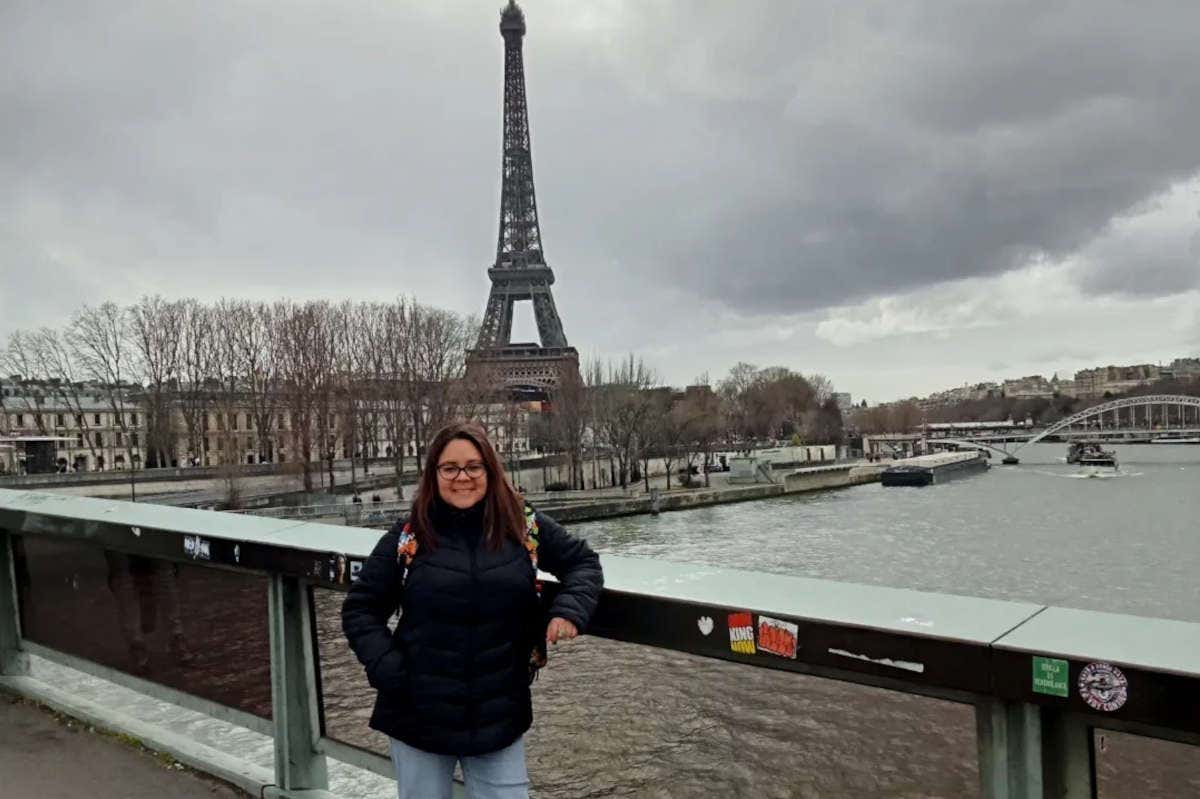 Valentina Torres en un puente de París con la Torre Eiffel al fondo