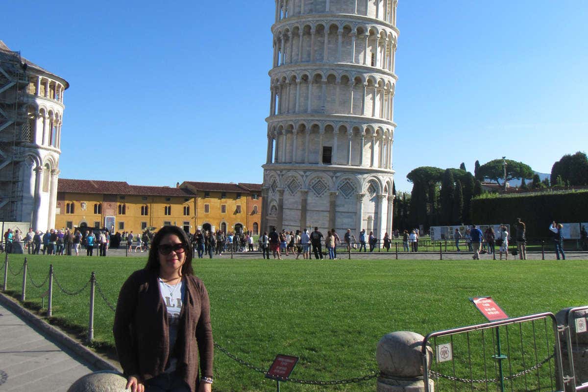 Valentina posando ante la Torre inclinada de Pisa