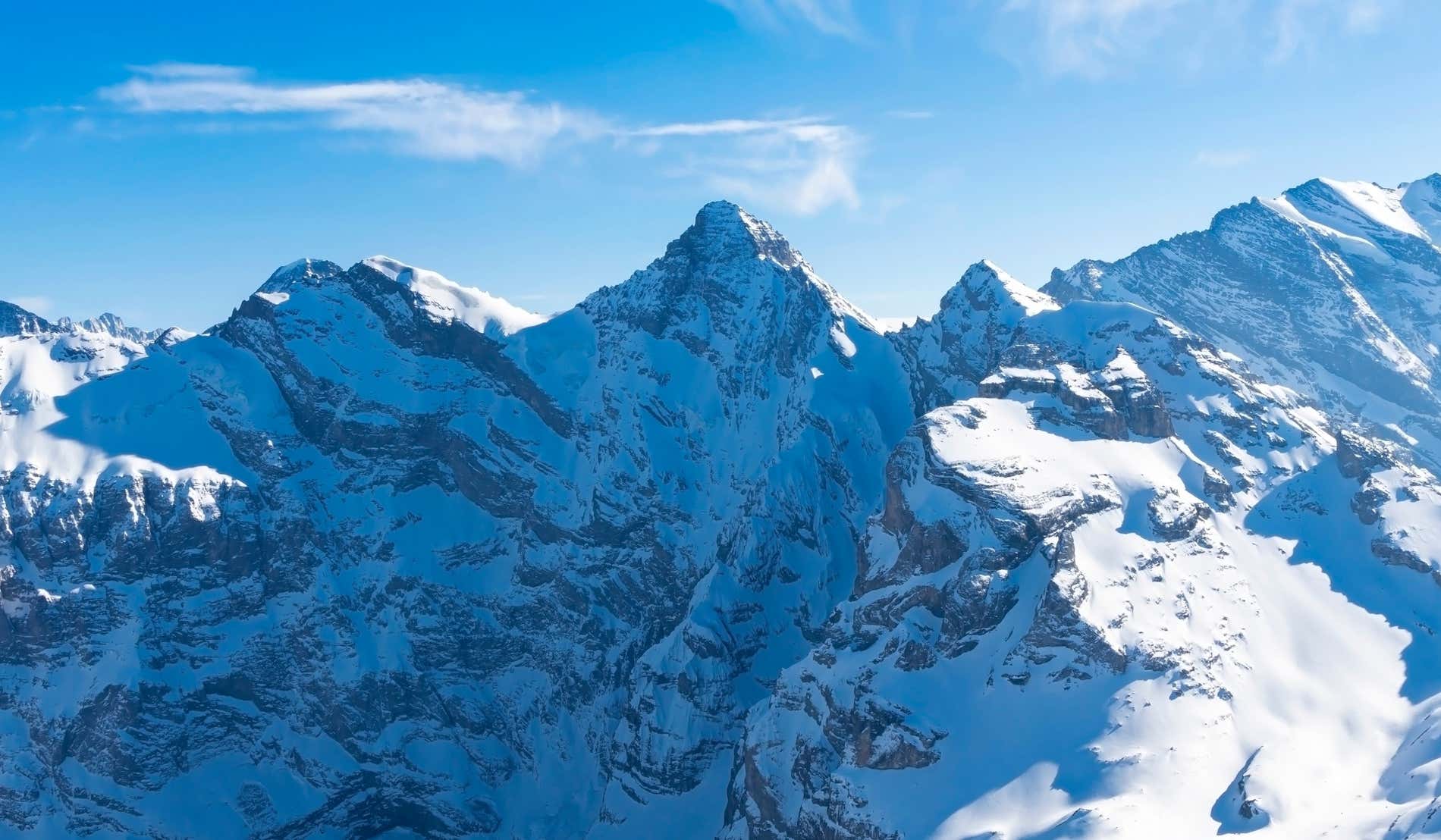 Panorámica de unas montañas suizas cubiertas de nueve