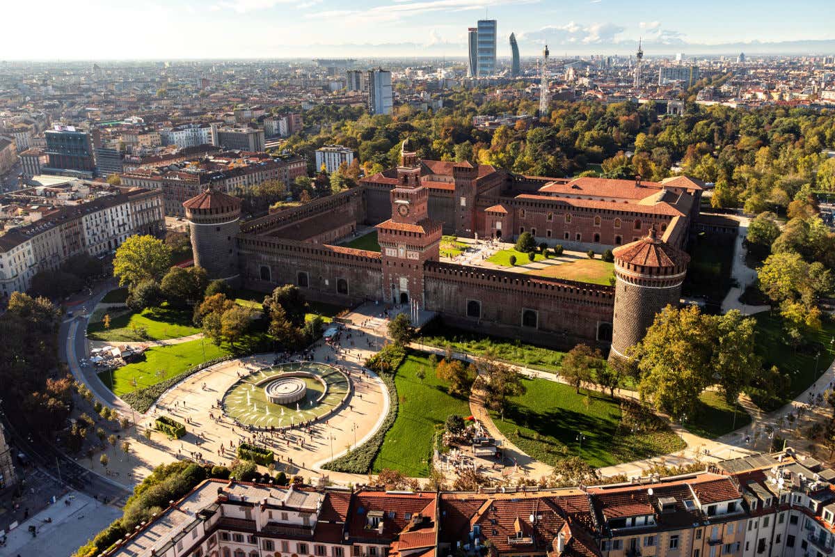 Vista aerea del Castello Sforzesco, circondato da un ampio parco semicircolare e con alcuni grattacieli sullo sfondo