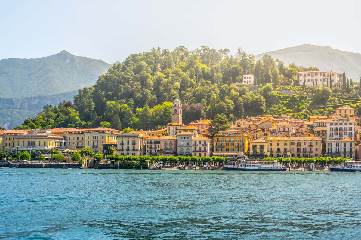 Bellagio, un pueblo de casas color pastel construidas en las orillas del lago Como bajo las montañas