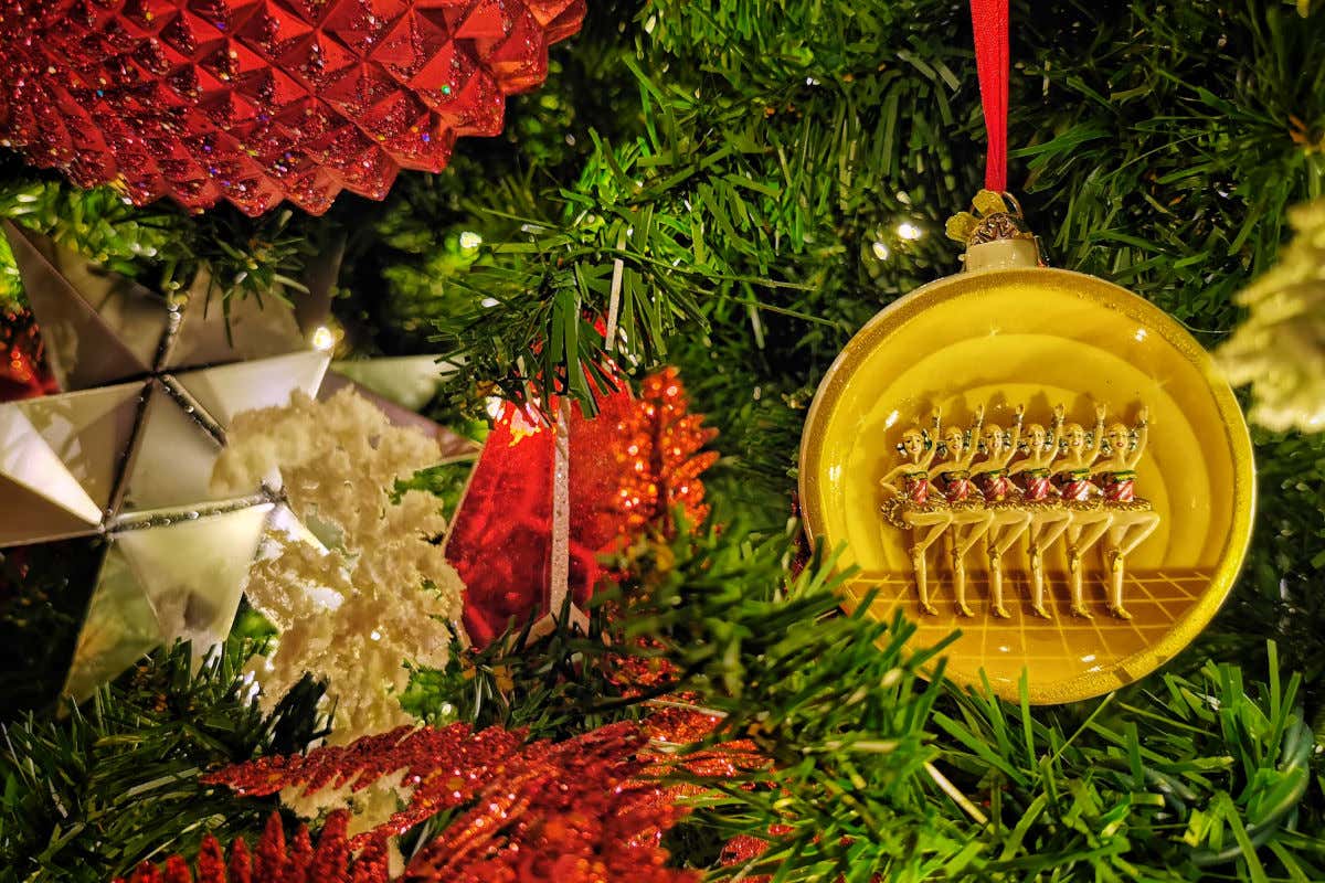 Décors de Noël avec une boule sculptée aves les danseuses du Radio City Music Hall, les Rockettes