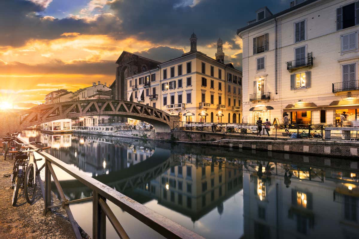 Un ponte dei Navigli illuminato dalle luci del tramonto