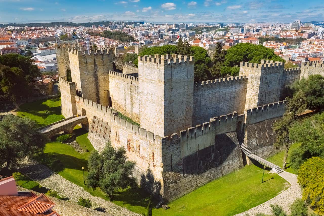 Vista aérea do Castelo de São Jorge com a cidade de Lisboa atrás