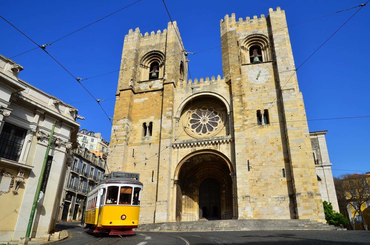 Fachada de la Catedral de la Sé junto a un tranvía amarillo