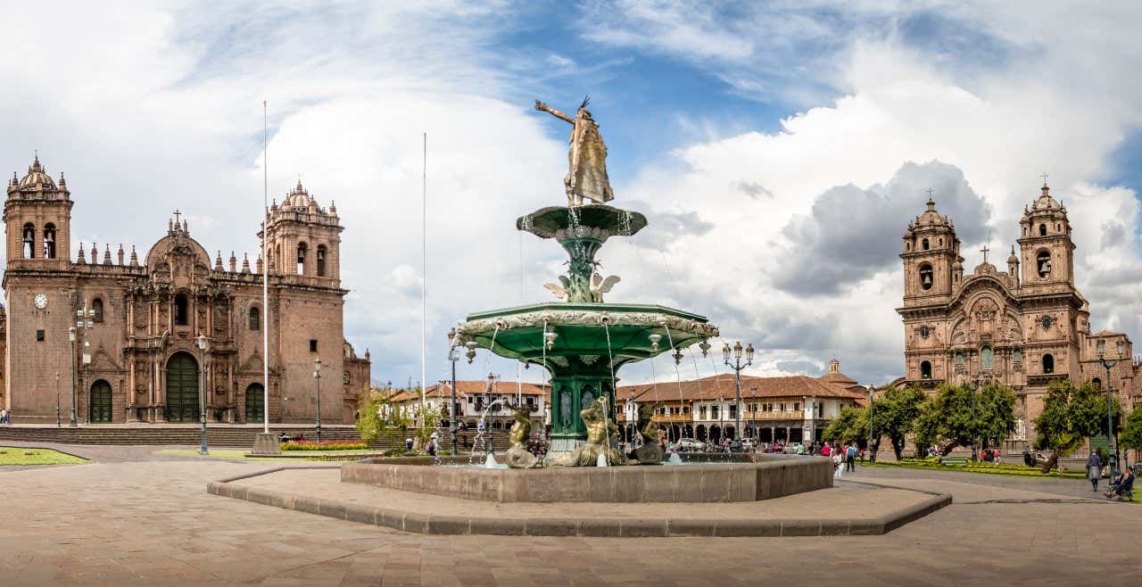 Panorâmica da Plaza de Armas de Cusco, com a Catedral e a igreja da Companhia de Jesus ao fundo