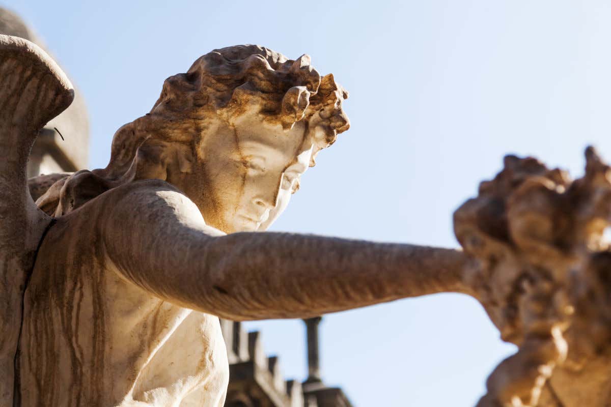 Primo piano di una scultura di un angelo appartenente al Cimitero Monumentale di Milano