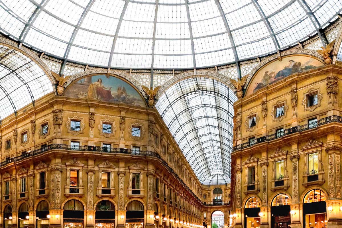 Gli edifici della Galleria Vittorio Emanuele II visti dall'interno della struttura