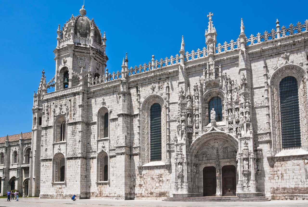 Fachada del Monasterio de los Jerónimos un día soleado