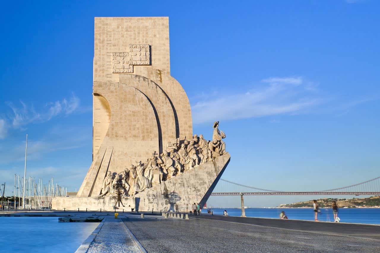 Una calle que da al fondo con el Monumento a los Descubrimientos