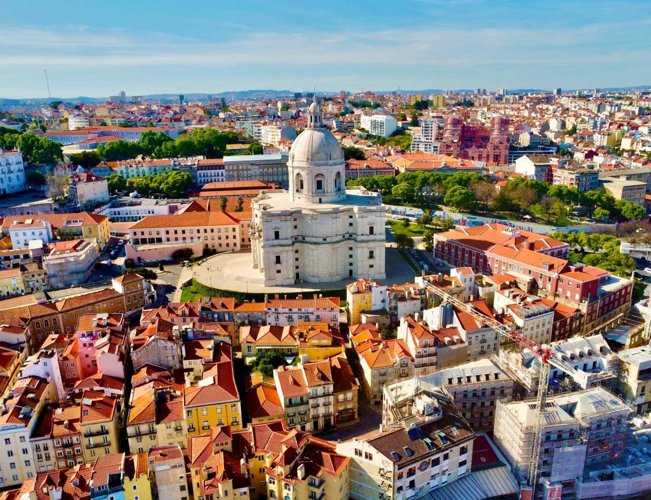 Vista aérea do Panteão Nacional de Lisboa rodeado de casas coloridas 