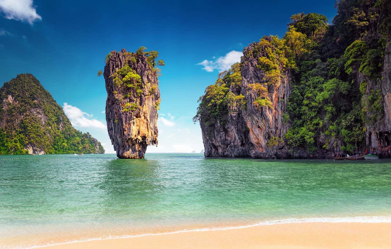 Formações rochosas na praia de Phuket, na Tailândia