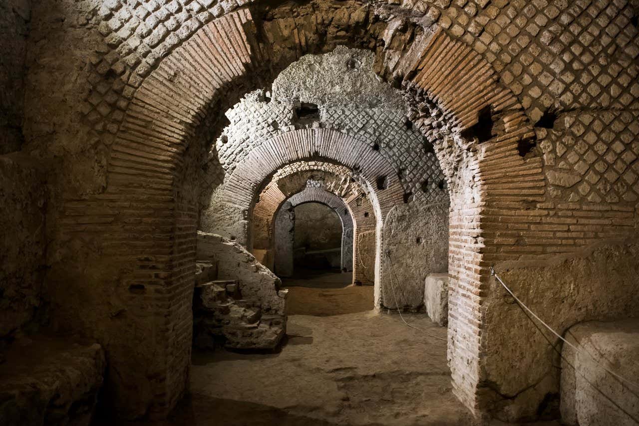 Resti di gallerie romane in uno degli scavi nei sotterranei di Napoli