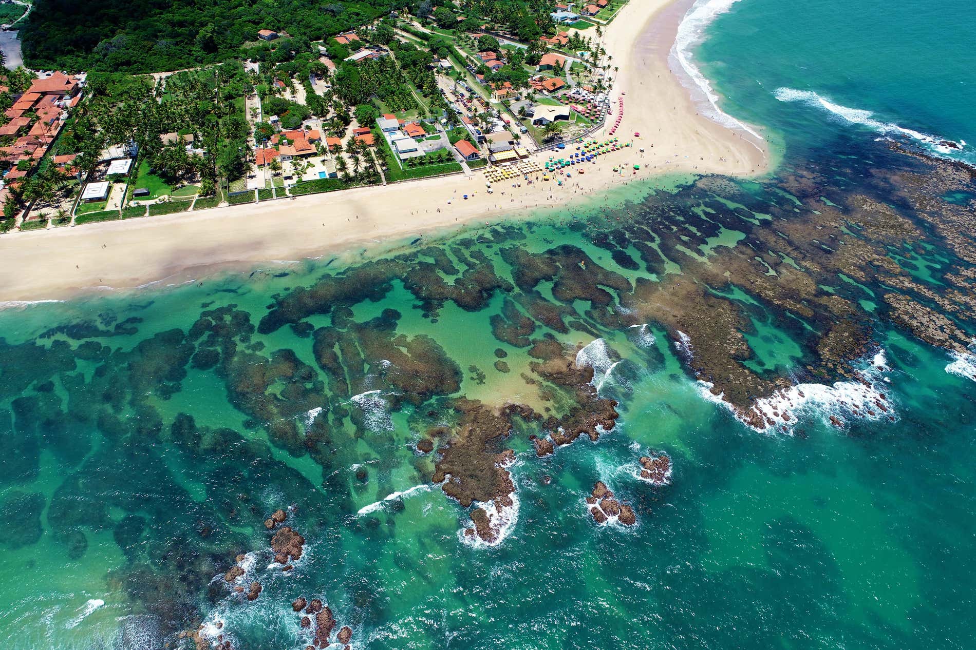 Vista aerea della spiaggia di Porto de Galinhas con sabbia bianca, mare cristallino e barriera corallina