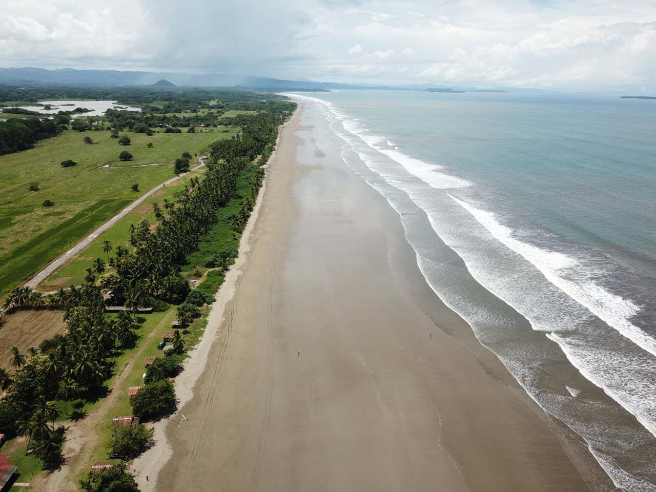 A extensa faixa de areia da Playa Las Lajas vista do alto