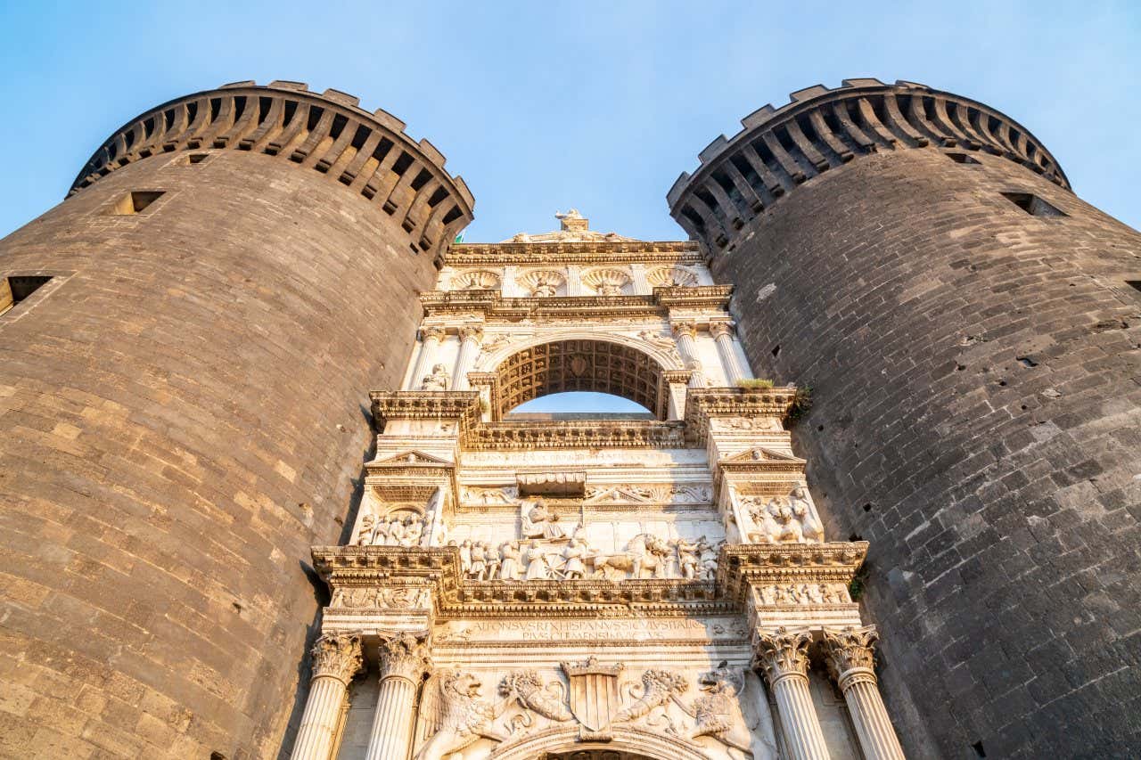 Un arco in stile neoclassico in marmo bianco tra due torrioni di pietra scura