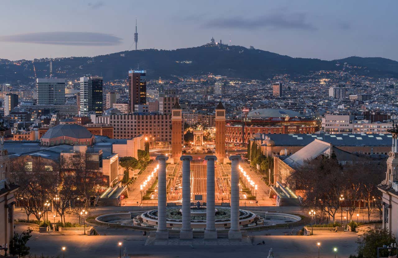 Vista noturna de Barcelona de Montjuïc