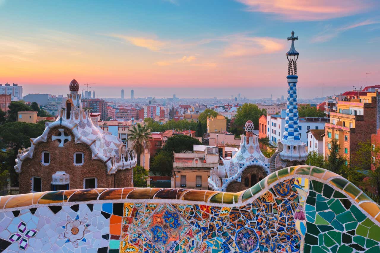 Vue sur Barcelone depuis le Parc Guëll, avec les mosaïques typiques du parc en premier plan