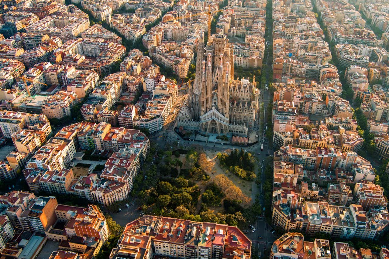 Vista aérea da catedral da Sagrada Família e dos edifícios do bairro