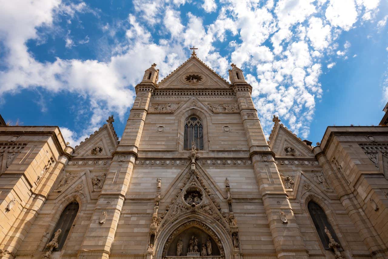 Facciata del duomo di Napoli fotografata dal basso in un giorno di sole