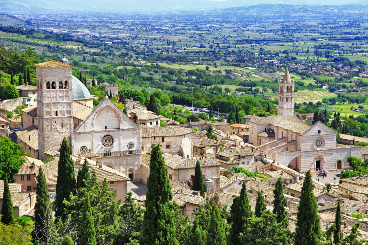 Vista del centro di Assisi, in primavera è la meta perfetta per viaggiare