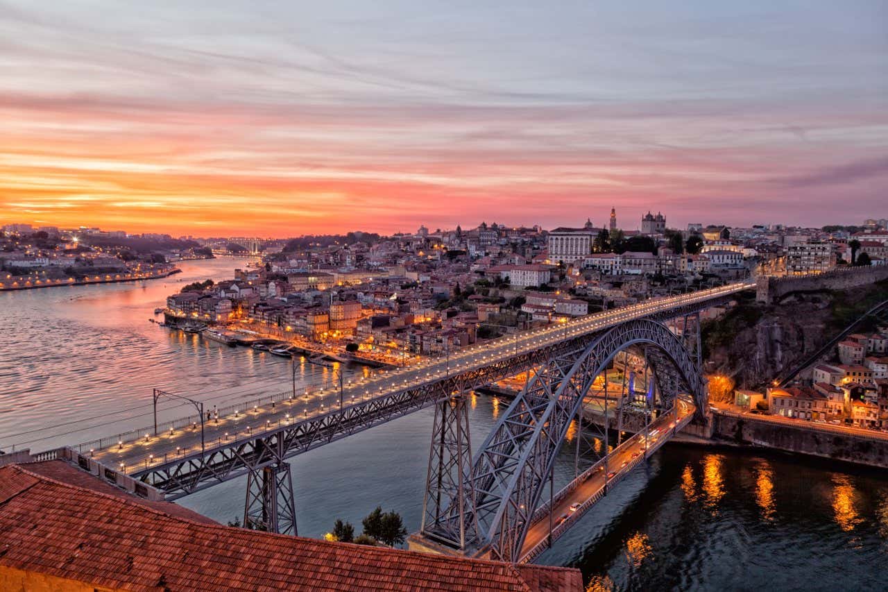 Vistas panorámicas de Oporto y del puente Don Luis I sobre el Duero al atardecer