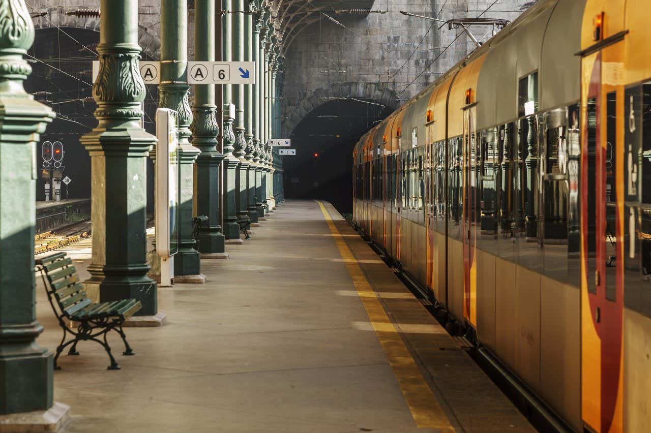 Quai de la Gare São Bento avec un train à l'arrêt