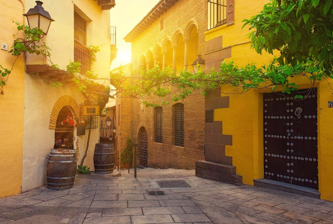 L'une des rues du Poble Espanyol au coucher du soleil