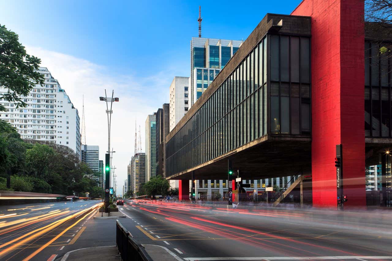 Edifício do MASP visto da Avenida Paulista, considerado Patrimônio Histórico e Artístico Nacional.