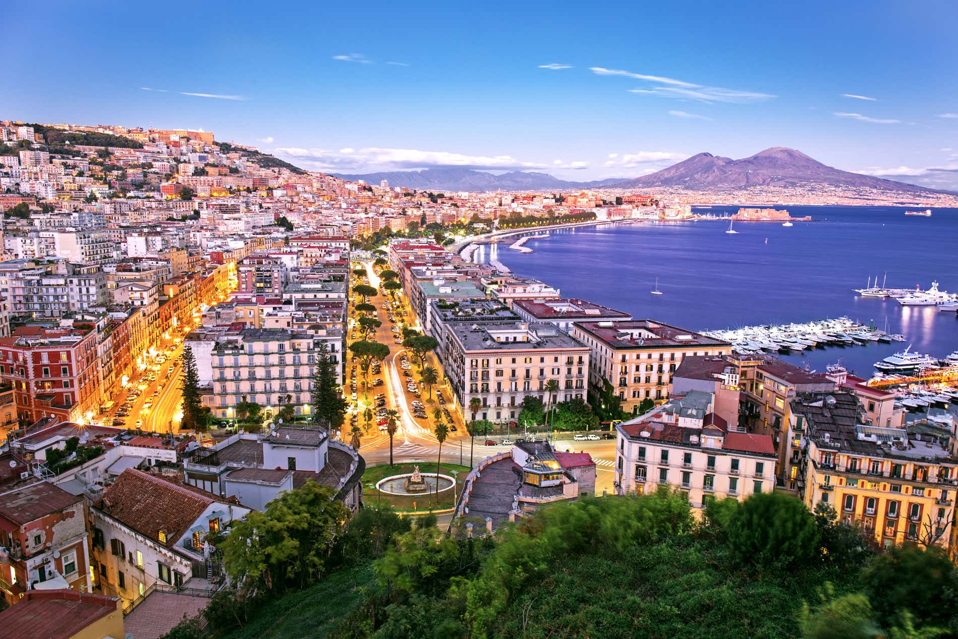 Vista del golfo di Napoli al tramonto e il Vesuvio sullo sfondo