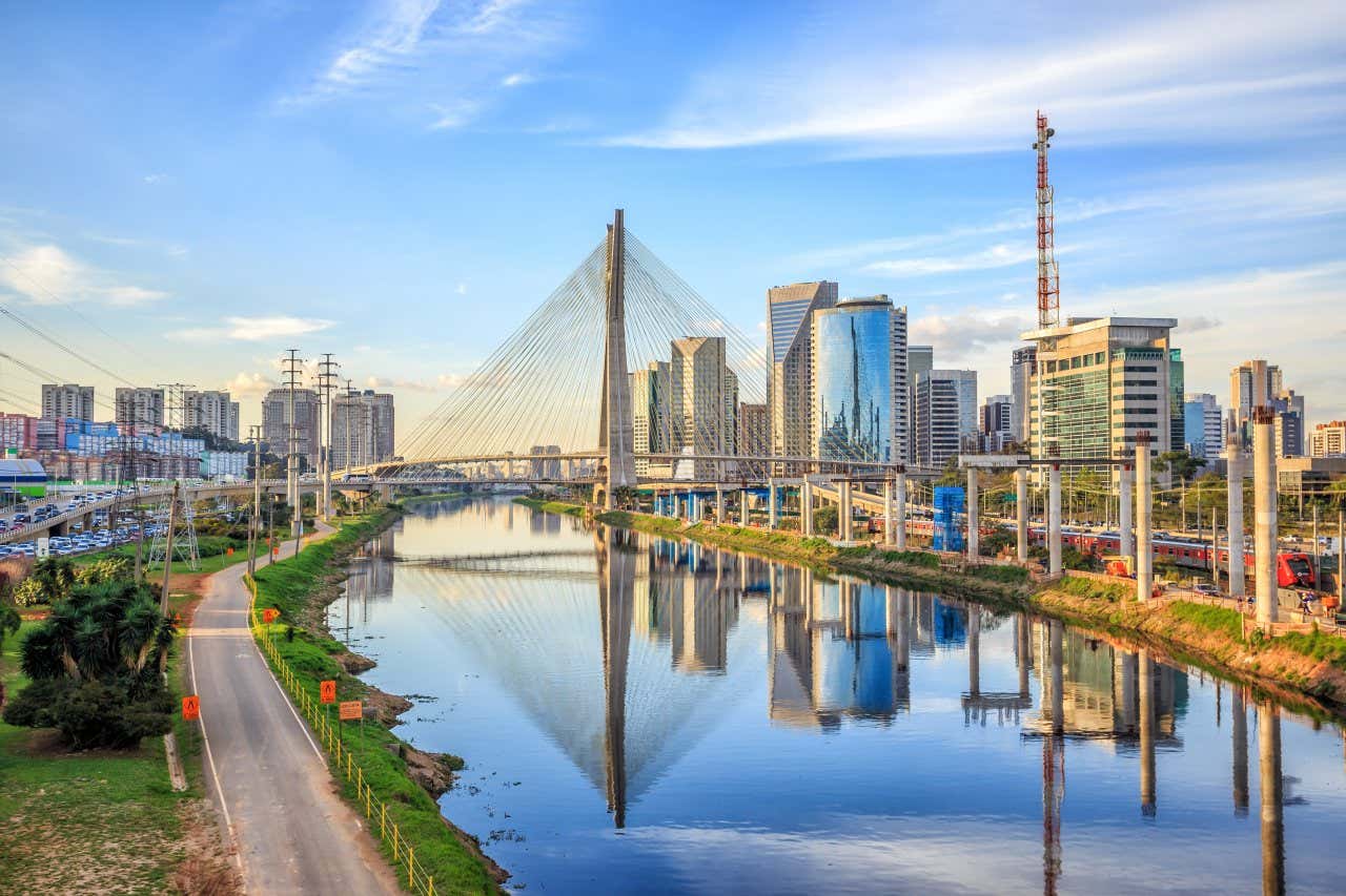 Panorâmica de São Paulo em um dia claro com a ponte Estaiada ao fundo