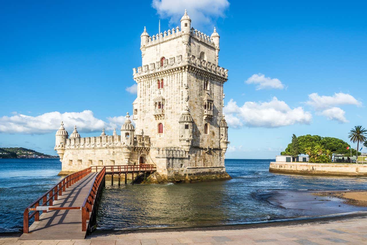 Vista na torre de Belém, na margem do Rio Tejo, em Lisboa.