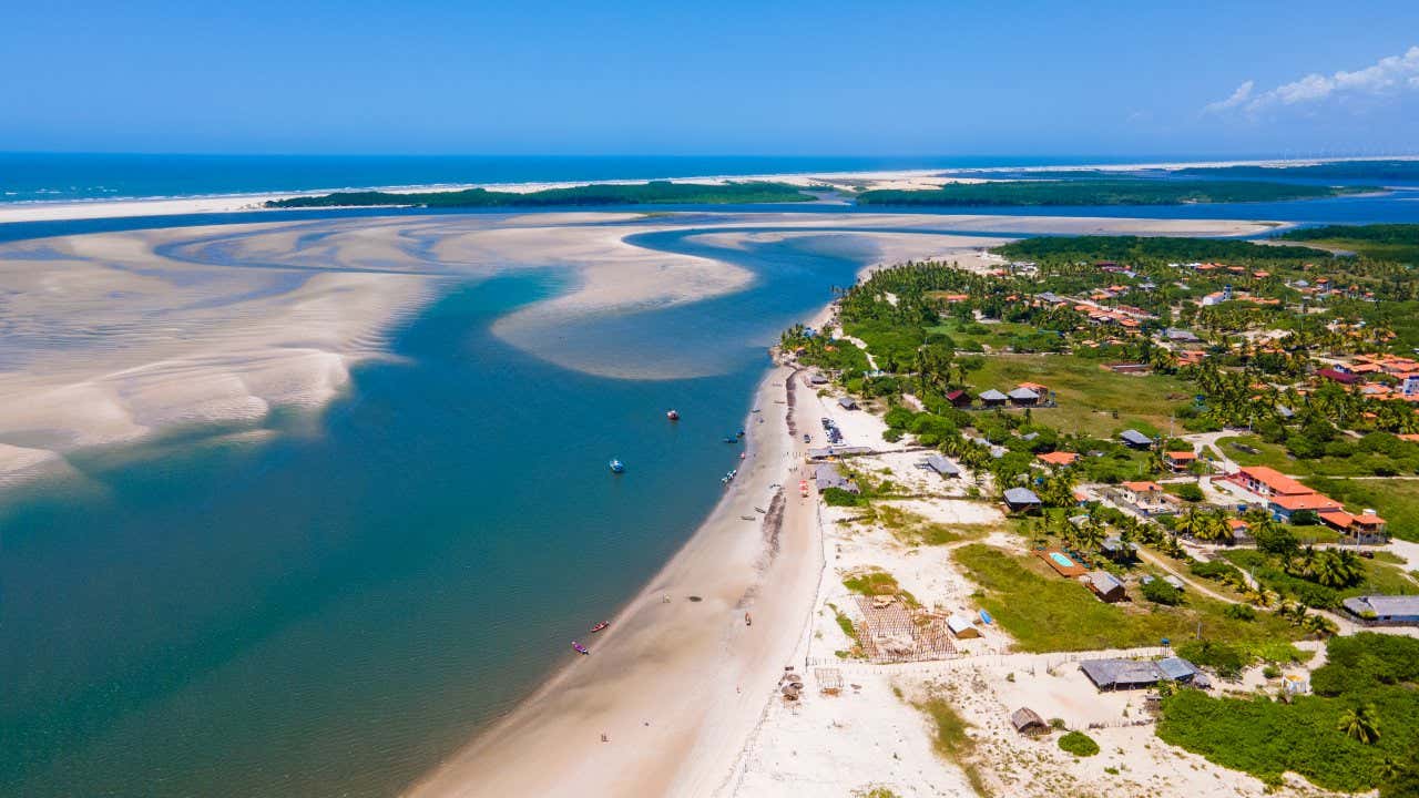 Vue aérienne sur la ville de Barreirinhas avec des dunes, des lagunes et des habitations à côté