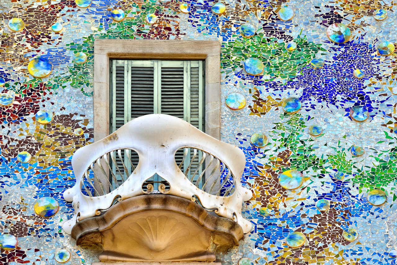 Vista en detalle de uno de los balcones de la Casa Batlló